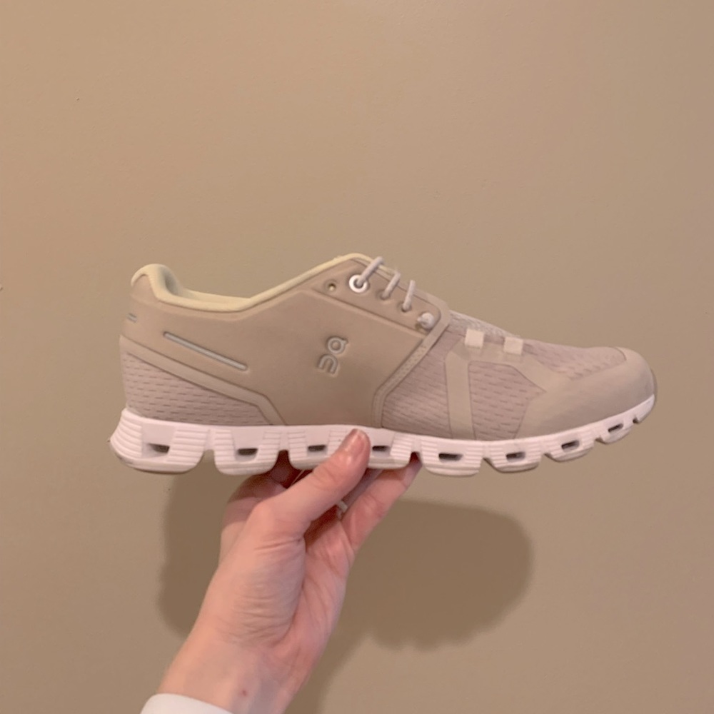 On Cloud Women’s Skeakers